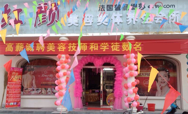 南阳店火爆开业顾客排队...