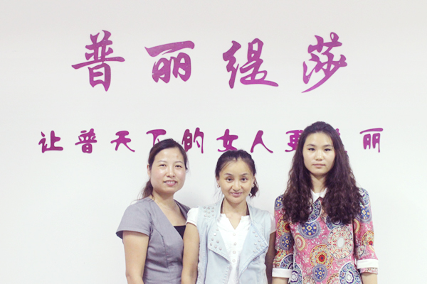 美容院花季黄色片商合影