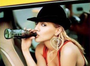 美容错误第三错：饮用过多的碳酸饮料