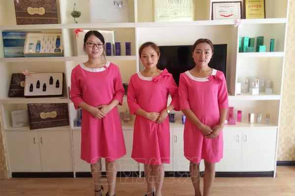 法国花季传媒APP网站免费进入贵阳店展柜合影