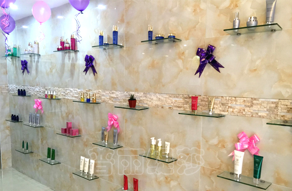 花季传媒APP网站免费进入武汉青山花季黄色片店展柜