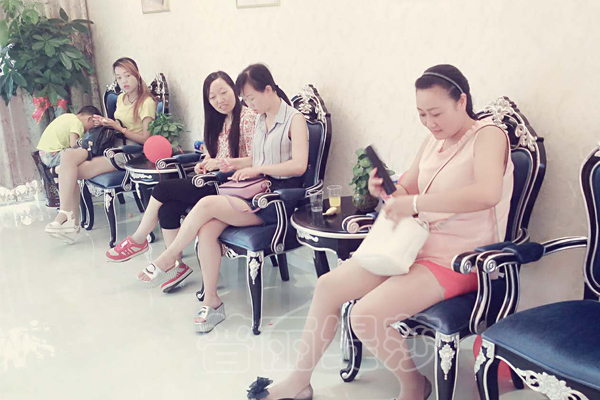 花季传媒APP网站免费进入湖北宜城家庭式美容院大厅