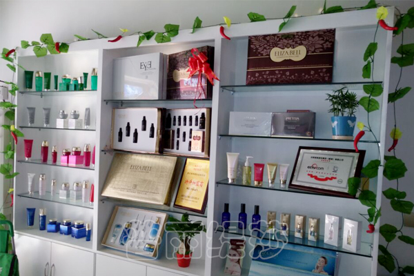 湖北仙桃伊姿贝尔花季黄色片店展柜