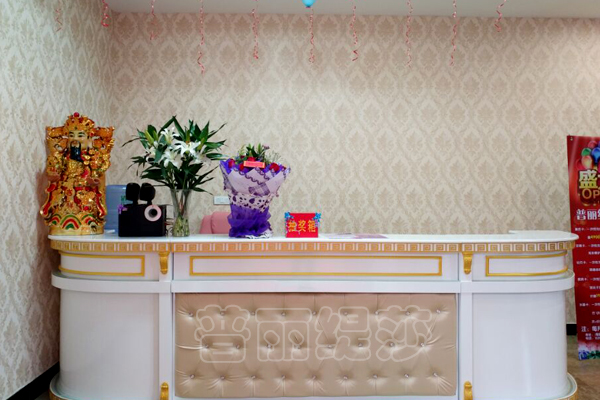 花季传媒APP网站免费进入河南光山连锁店吧台