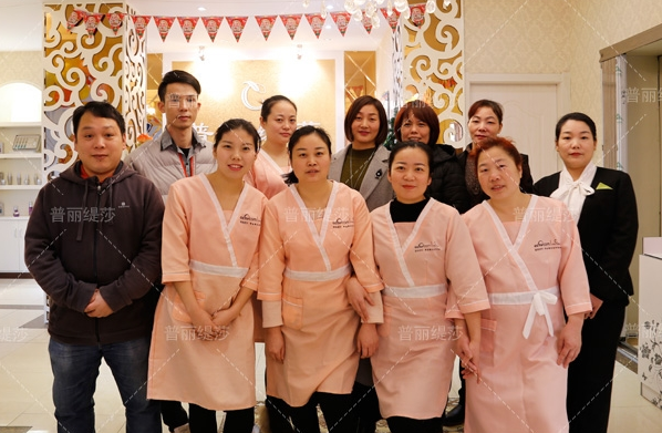 “感恩嘉年华”花季传媒APP网站免费进入直营店众贵宾云集 “感恩嘉年华”花季传媒APP网站免费进入直营店众贵宾云集