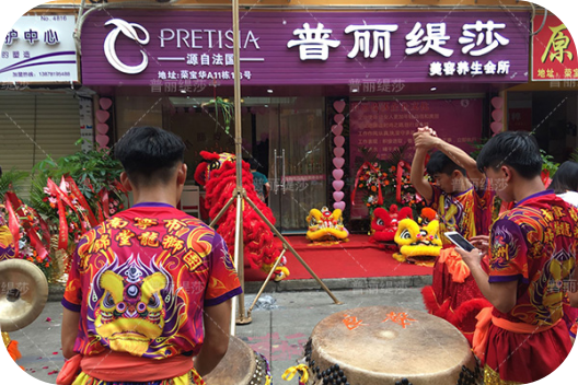 南宁花季传媒APP网站免费进入店落地荣宝华商城区，红包雨来袭