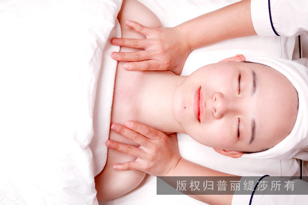 冬天怎样化妆脸不干不起皮呢