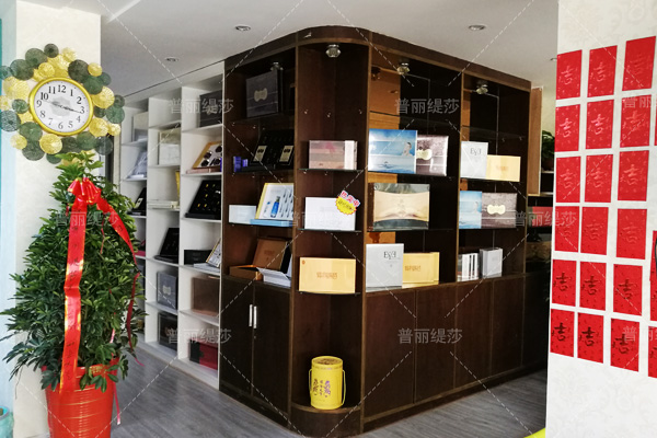 美容院展示柜效果图  花季传媒APP网站免费进入实店讲解