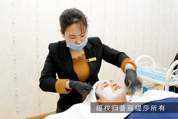 为什么在美容院补水后脸特别嫩在家却不会？