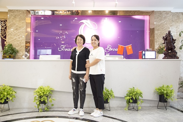 九月武汉风和日丽，昝女士签约花季传媒APP网站免费进入携手同行！