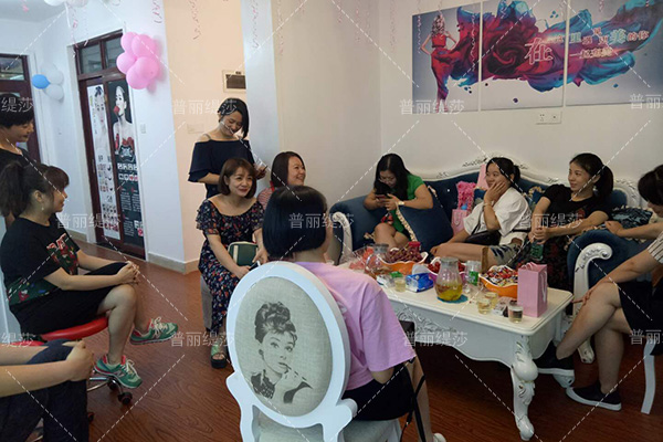 在镇上开美容院怎么样，咋经营呢？