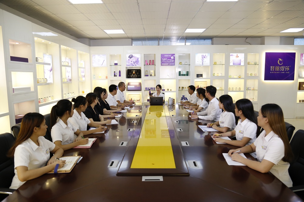 美容院晨会假大空？四点告诉你美容院开晨会有多重要！