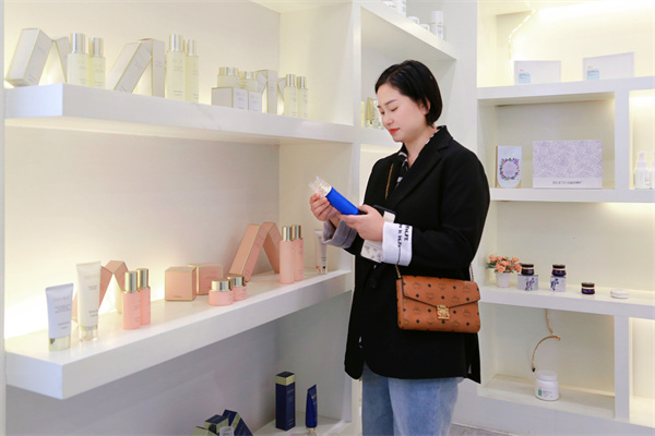 六安美女老板携手花季传媒APP网站免费进入，共创美丽新篇章！ 